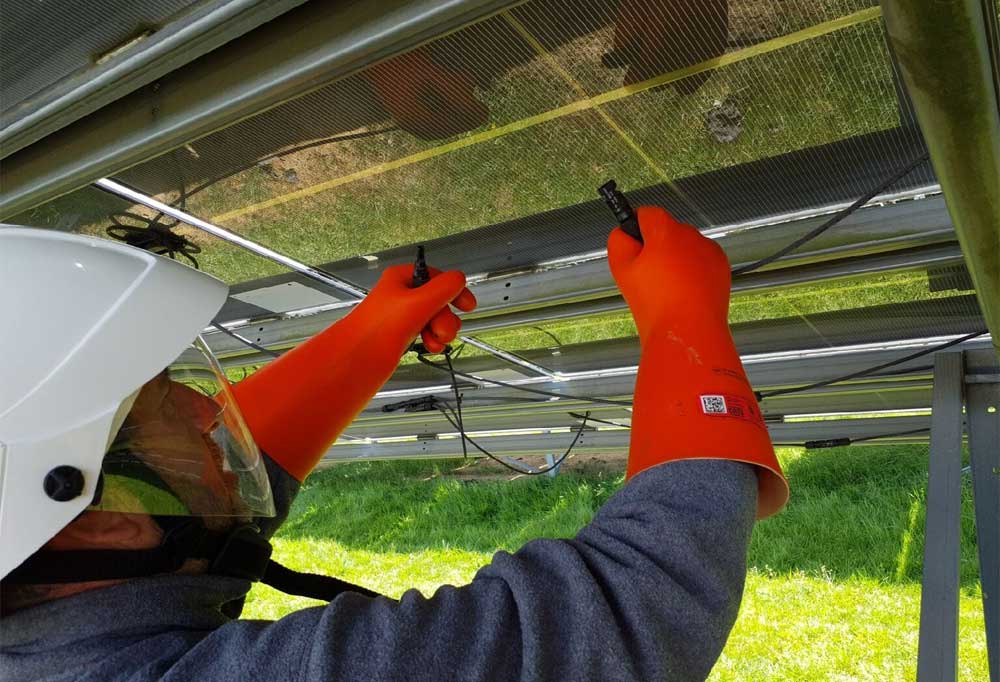technicien réparation panneau photovoltaïque